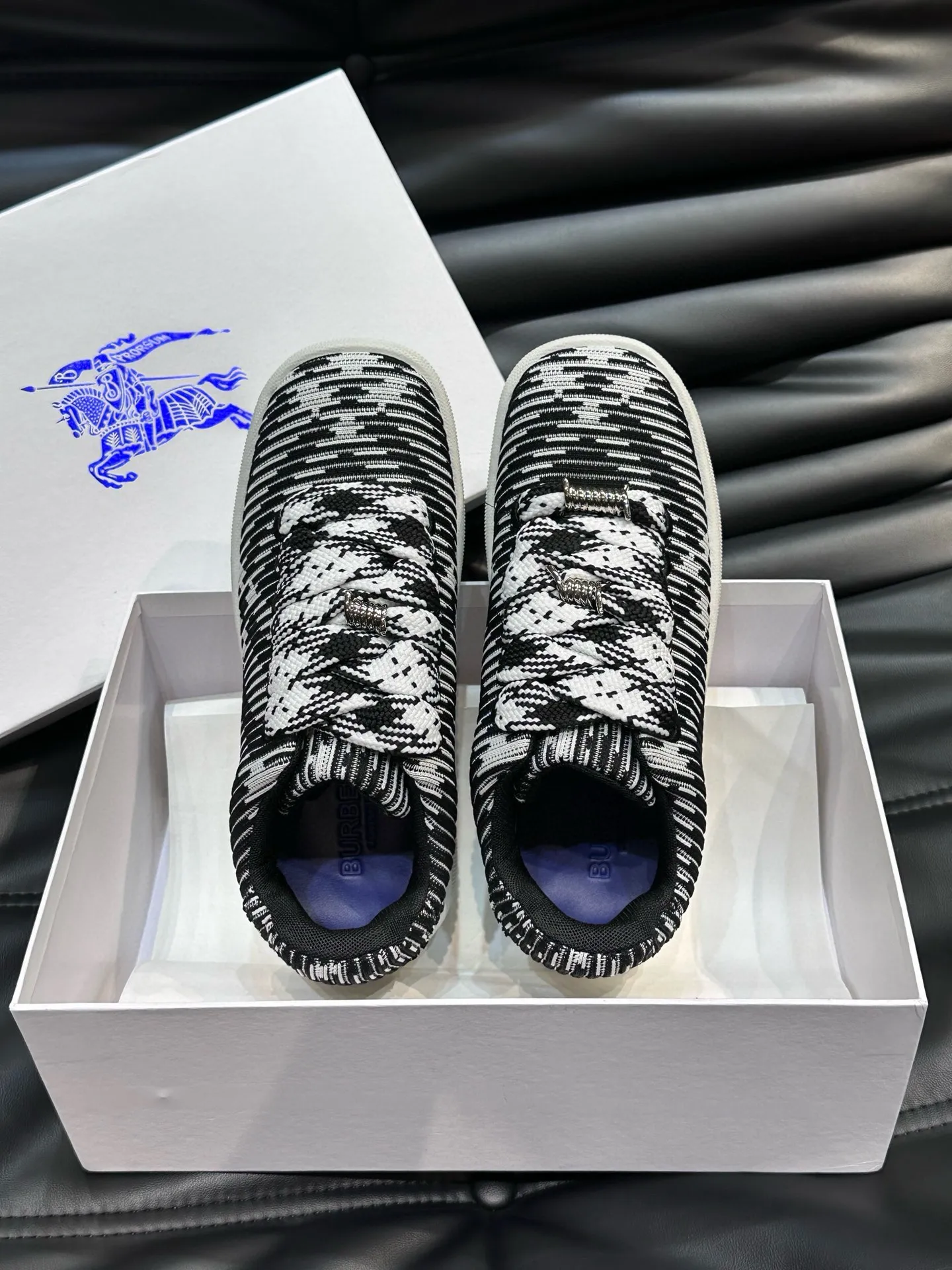Factory price: 458💰Burberry Box series👫 Thick-soled casual sports shoes for couples, cool sneakers and bread shoes, purchased and developed from the original version, the top version of Box series sports shoes, made of original plaid/knitted fabric, embellished with EKD embossing. Made of mesh lining, the laces are decorated with metal coils, the rubber sole is decorated with the Burberry letter logo, and the original molded 3.5CM two-color T men's shoe 💰U outsole! Code number: 35-45 (35-45 customized)